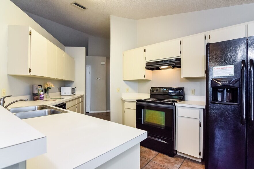 Building Photo - 704 Sand Ridge Dr