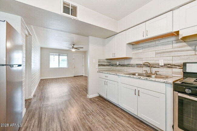 Building Photo - 1744 W Glendale Ave