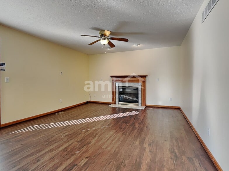 Building Photo - 6088 Lakewood Dr