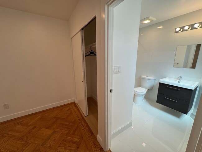 Building Photo - Spacious 5BR/6BA Updated Home with Private...