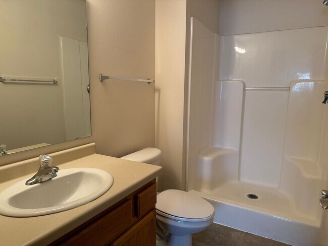 Building Photo - 2 bed 2 bath 1st Floor South Fargo