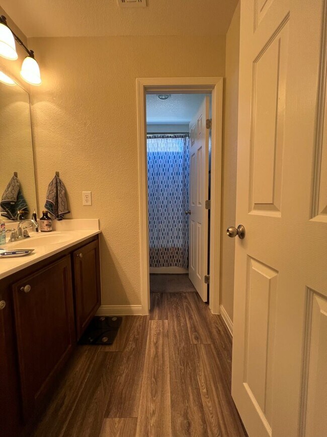 Building Photo - ABSOLUTELY AMAZING! Large 4 bedroom 2 stor...
