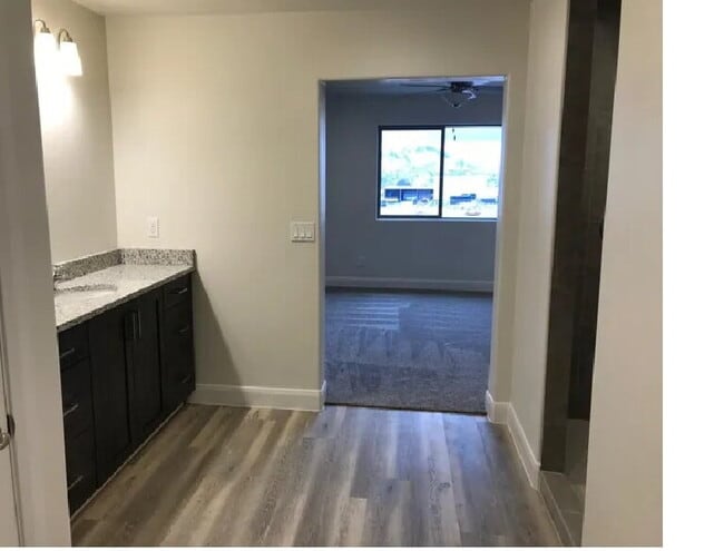 Building Photo - "6 mo. Lease Available for Spacious 4-Bedroom Townhouse Oasis in Hurricane, UT – Modern Comfort "