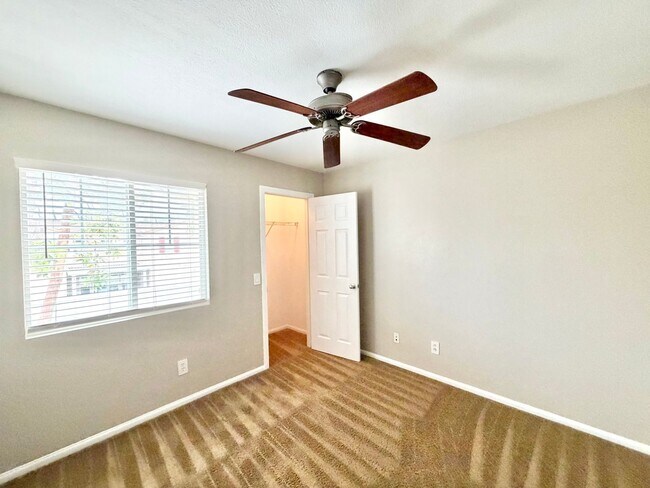 Building Photo - Charming 3 Bedroom Bel Flora Home with Private Patio & Amenities