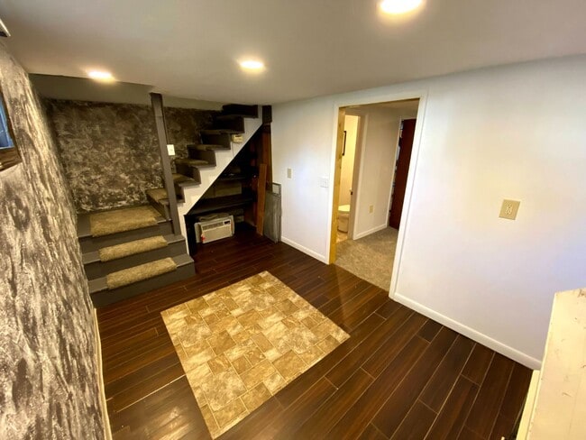 Building Photo - 4 Bedroom 1.5 Bath House with Washer and D...