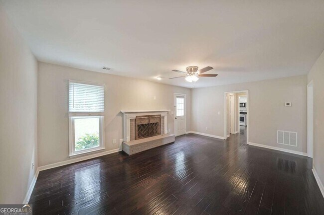 Building Photo - 2620 Valencia Dr NE