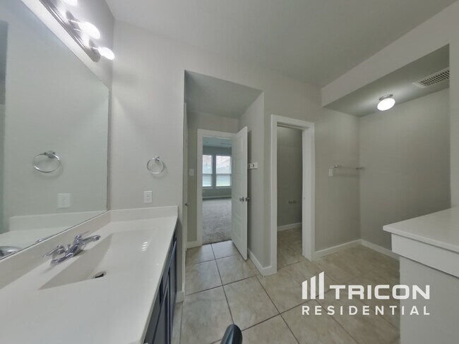 Building Photo - 1620 Village Creek Dr