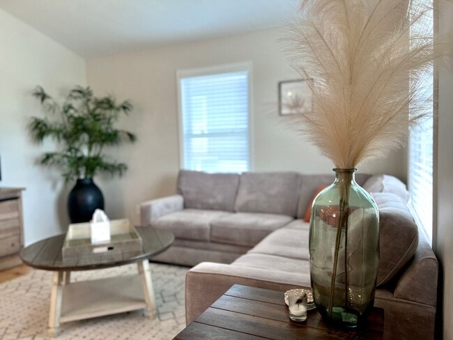 Building Photo - Gorgeous Furnished Home-Ready for move in ...