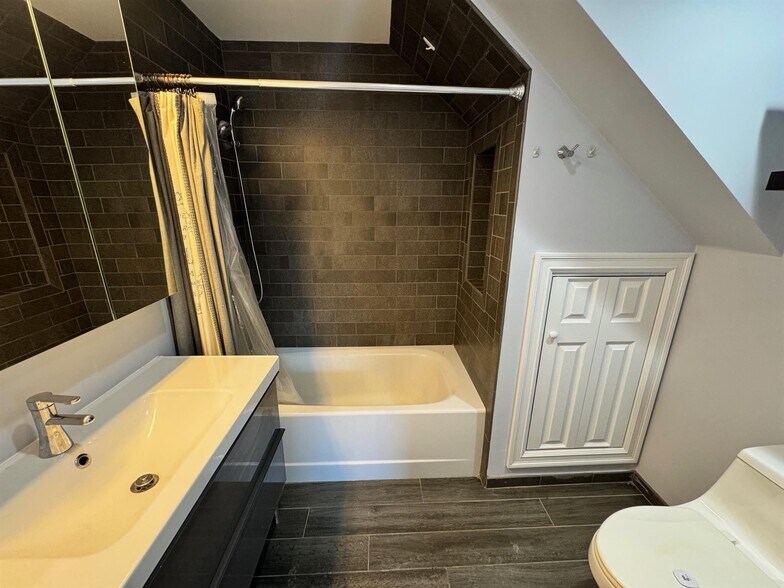 Building Photo - 8 Cross St E