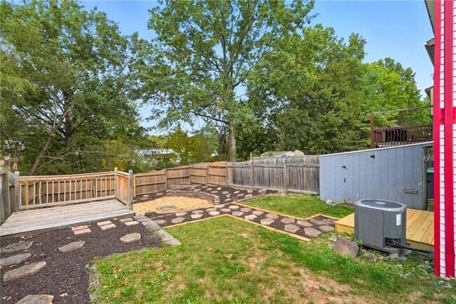 Building Photo - 222 Parkwood Dr