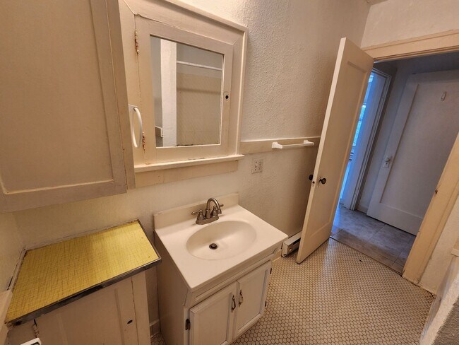 Building Photo - Vintage 2x1 Available Now | Minutes from U...
