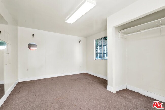 Building Photo - 419 N Van Ness Ave