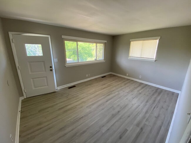 Building Photo - Updated 2 bed duplex in Brainerd