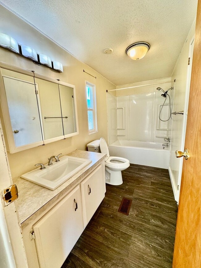Building Photo - Large Yard 3bd 2ba Home in Long Beach!