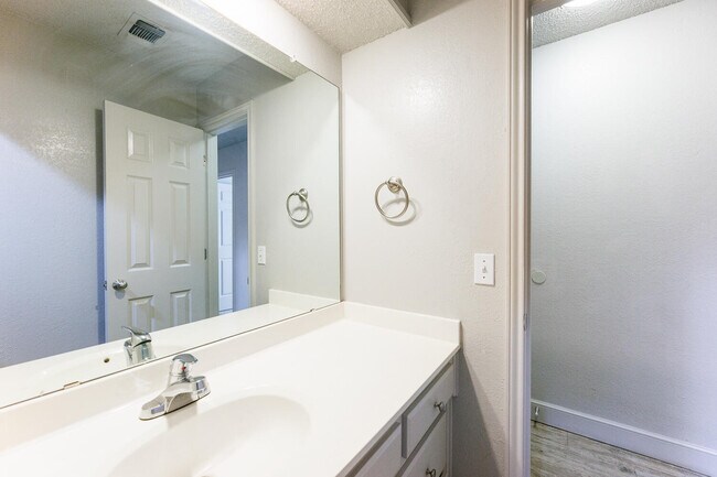 Building Photo - 9603 Orlando Ave