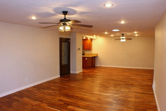 Building Photo - Stunning 3 bed, 2 bath Townhome for Rent.