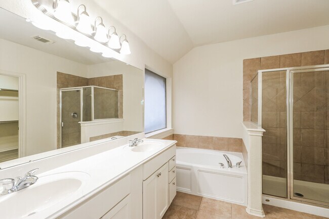 Building Photo - Spacious 4-Bedroom