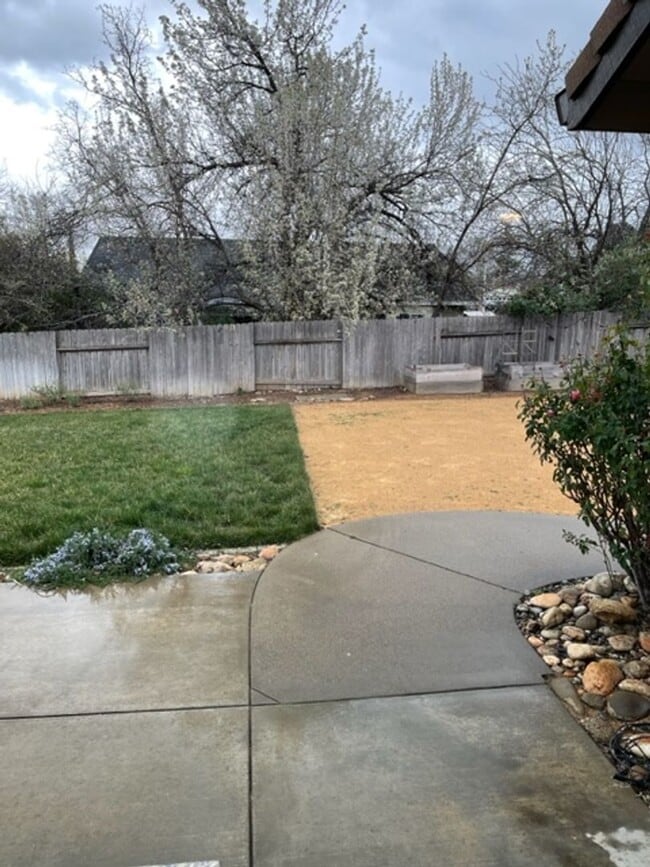 Building Photo - $100 Move in Special ~ 3 Bedroom Located in Country Heights Subdivision!