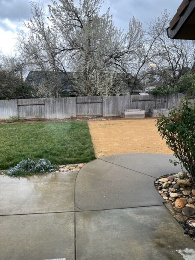 Building Photo - $300 Move in Special ~ 3 Bedroom Located in Country Heights Subdivision!