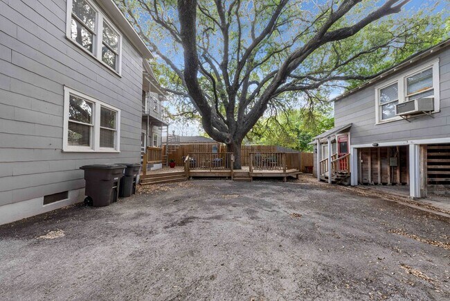 Building Photo - Charming 1-Bed Bungalow with Carport in Central San Antonio – Cozy, Bright, and Move-In Ready!