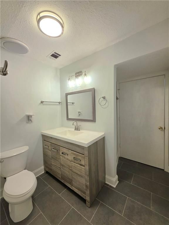 Building Photo - 3460 Meadowview Dr