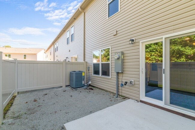 Building Photo - 2 Bed 2.5 Bath Townhome