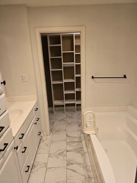 Building Photo - 23 Vantage Dr
