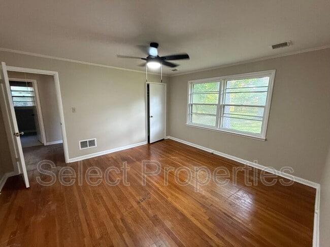 Building Photo - 1104 S Gee St