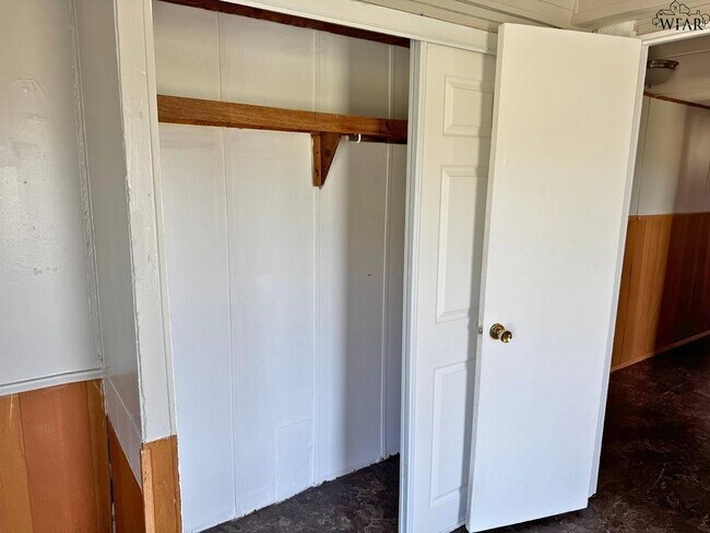 Building Photo - 314 W 6th St