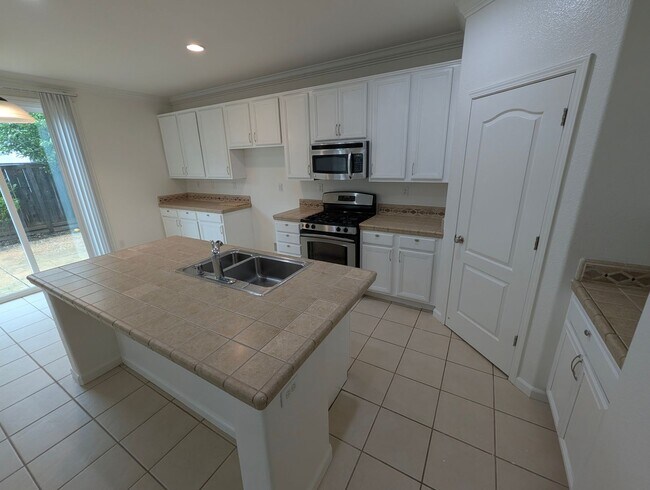 Building Photo - Well-Appointed Fairfield 4/2.5 Home with Excellent Location + Price