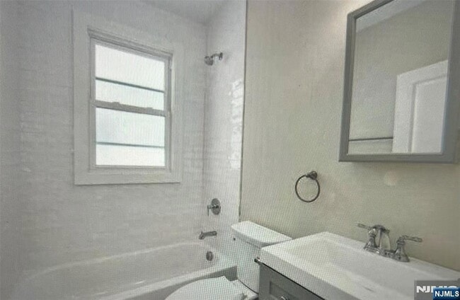 Building Photo - 453 Banta Ave