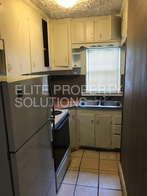 Building Photo - Small house near Dickerson and Trinity Lane