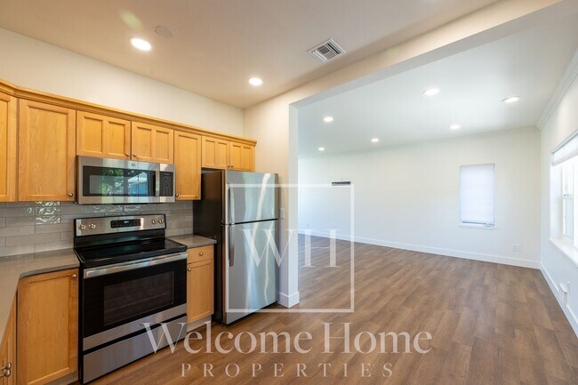 Building Photo - Updated 2 Bed Home with Detached Office & Fenced Yard