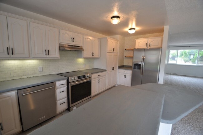 Building Photo - 3106 Gomer Ave