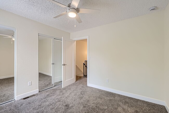 Building Photo - Bright & Updated 2-Bedroom Townhome with Bonus Basement Space in Lakewood!