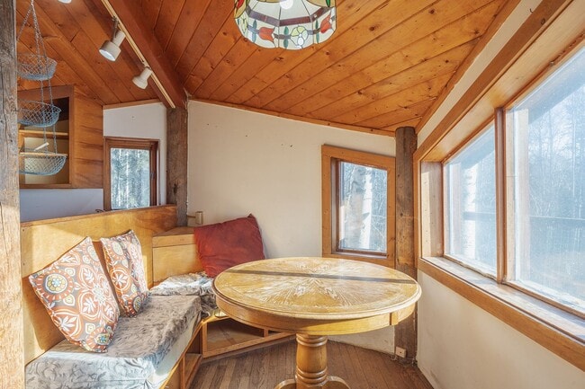 Building Photo - Cozy 2 Bedroom, 1 Bath, With a great Locat...