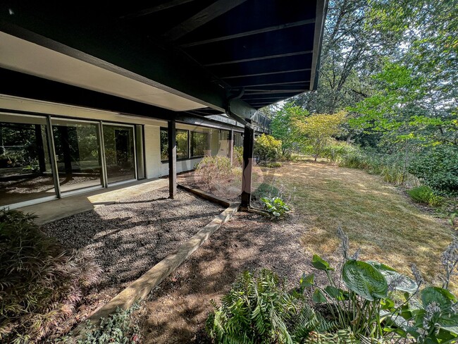 Building Photo - Gorgeous Mid Century Home in Dallas - MOVE...