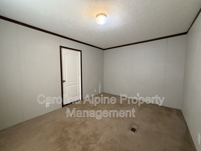 Building Photo - 786 Skylark Ln