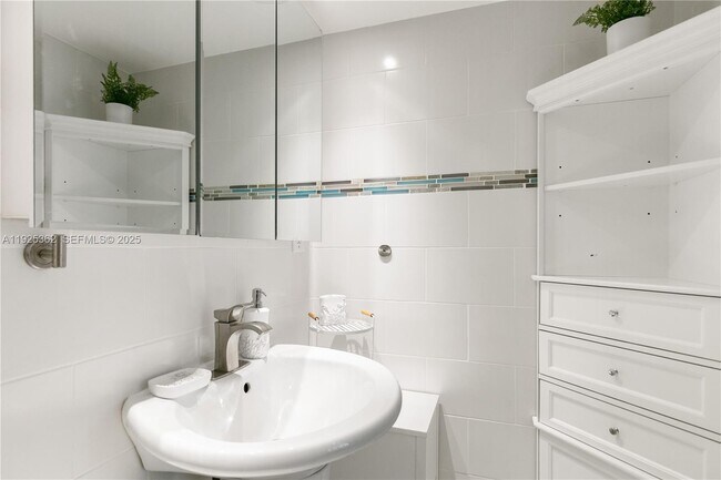 Building Photo - 1900 N Victoria Park Rd