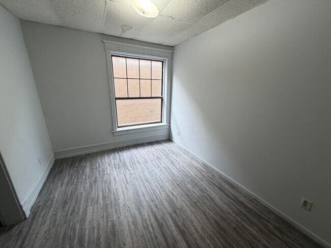 Building Photo - 425-1B Vermilion-N