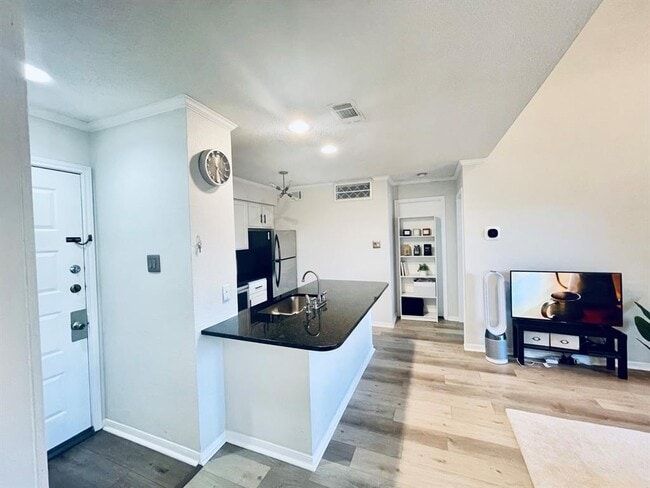 Building Photo - 8888 Tallwood Dr