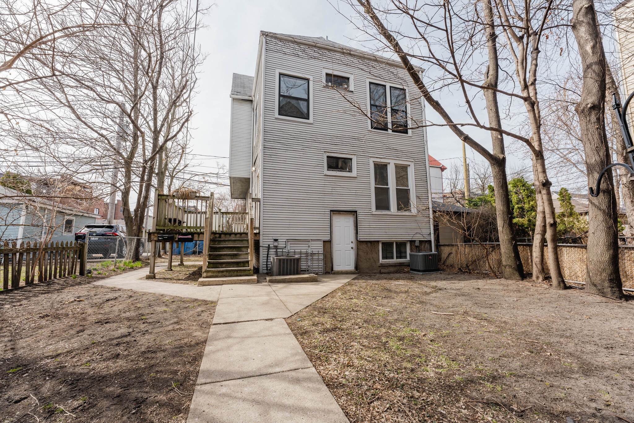 Building Photo - 3250 N Lakewood Ave
