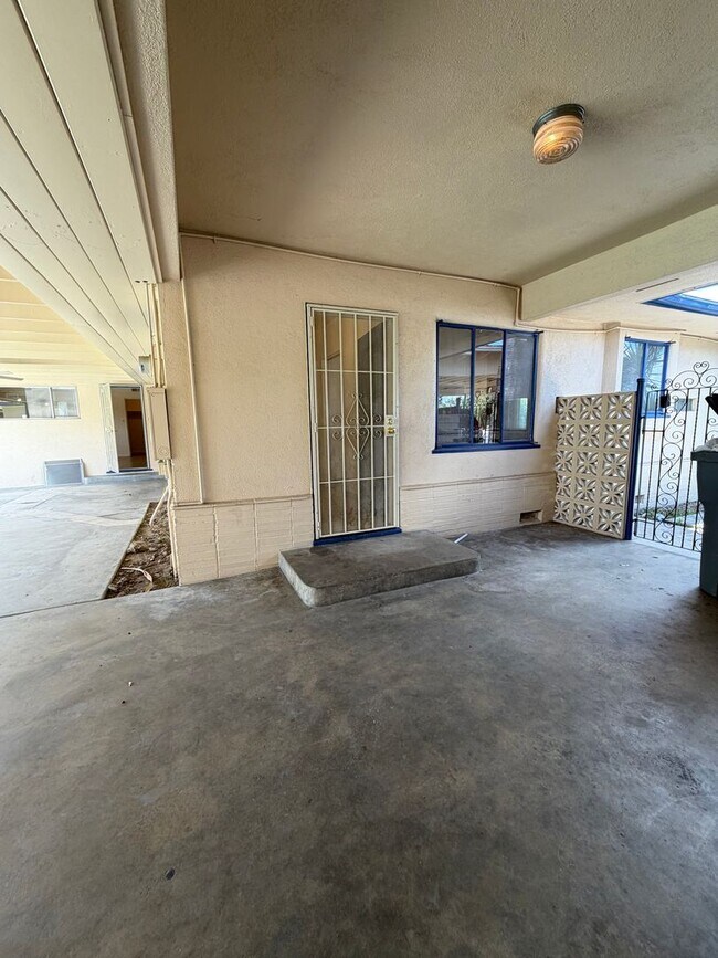 Building Photo - Large 3/3 Single-Family Home With Giant Yard