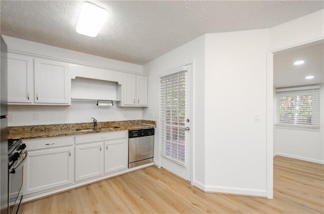 Building Photo - 2470 Cambridge Hills Rd