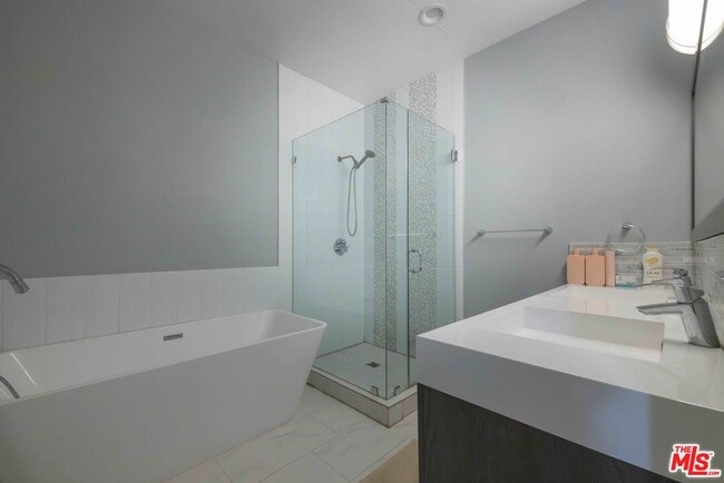 Building Photo - 1121 S Wilton Pl