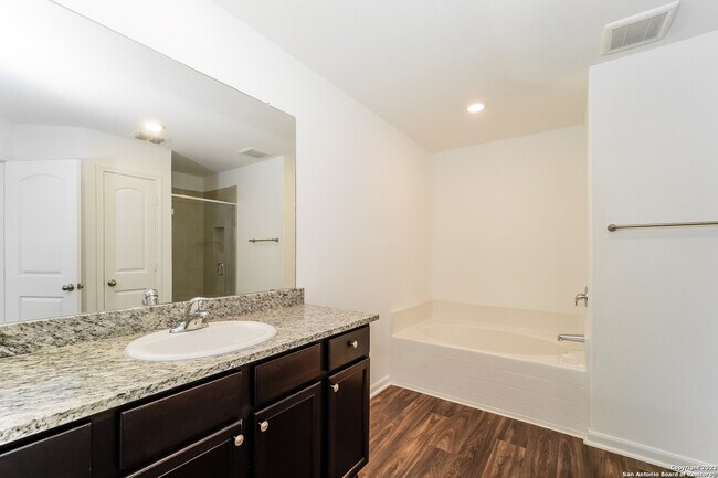 Building Photo - 765 Greenway Trl