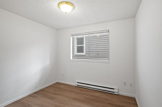 Building Photo - Updated Turnkey 2 Bed 1-bathroom spacious ...