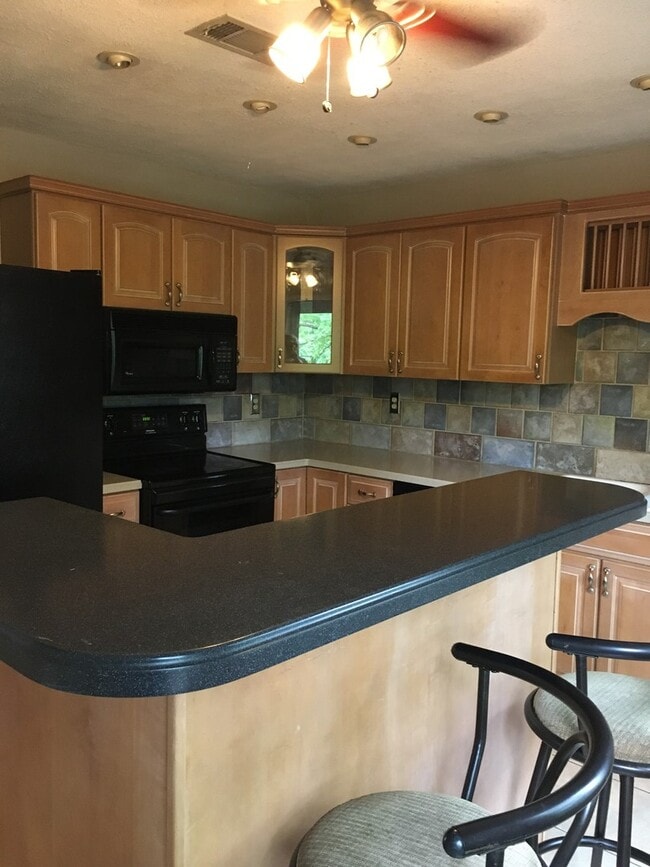 Building Photo - Townhouse Close to all!