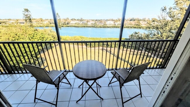 Building Photo - Seasonal/short term 2/2 condo rental with full water view on Longboat Key.