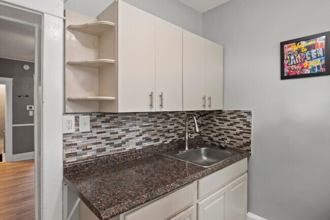 Building Photo - 1109 W 40th St